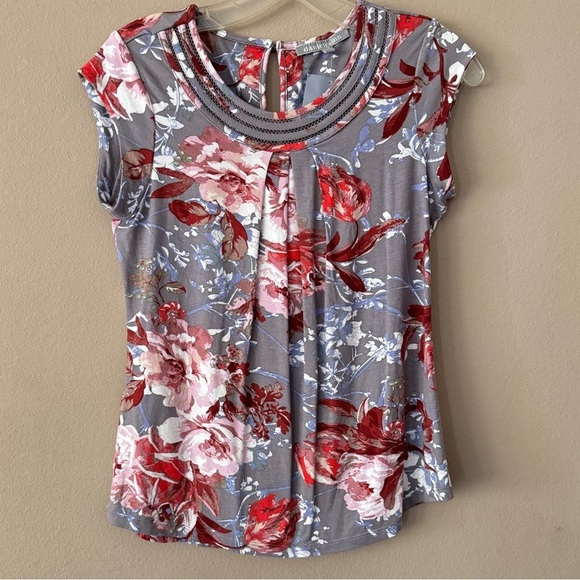 NWT Anthropologie Daniel Rainn Gray and Red Floral Cap Sleeve Top Size PXS - Picture 2 of 10